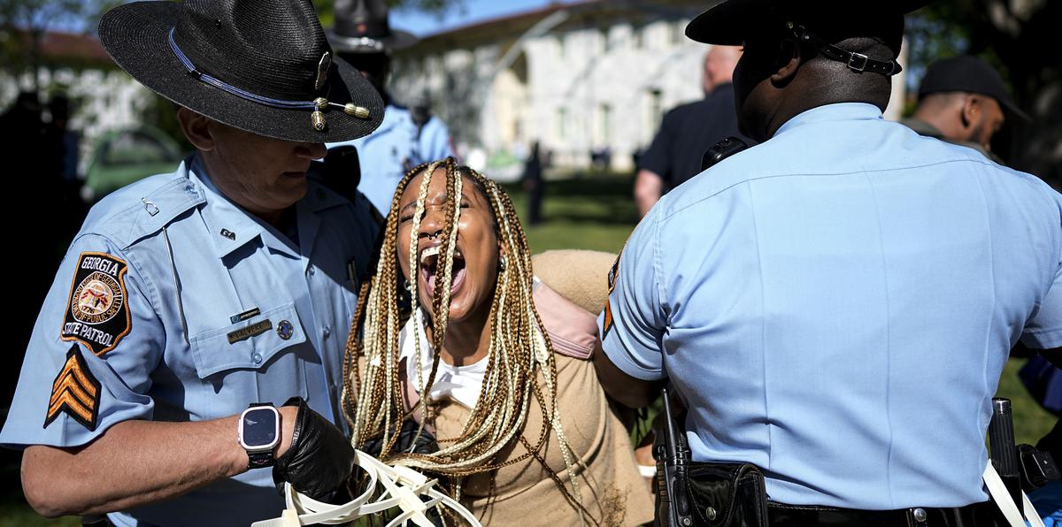 Una manifestante es detenida por la Policía en la Universidad de Emory, en Atlanta, Georgia, el 25 de abril de 2024. (AP)