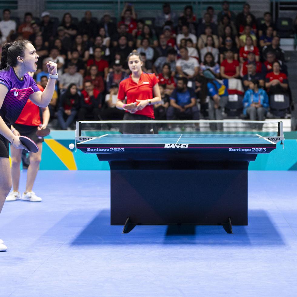 Brianna Burgos y Melanie Díaz celebran un punto en el partido de dobles ante Chile en la ronda semifinal.