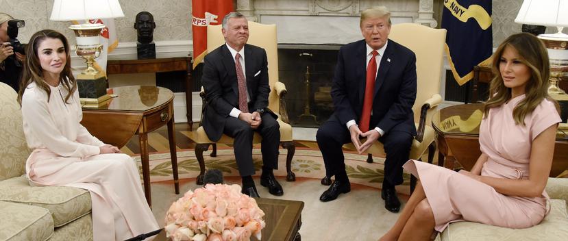 El presidente de Estados Unidos, Donald Trump (segundo a la derecha), y la primera dama, Melania Trump (derecha), reciben al rey Abdalá II de Jordania y a la reina Rania en la Casa Blanca, Washington. (EFE)