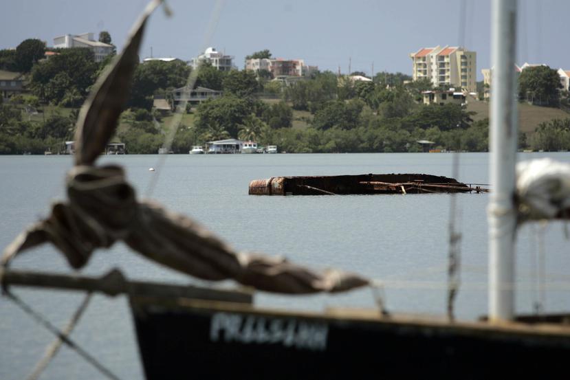 Una embarcación hundida en la bahía Puerto Real, en Cabo Rojo. (GFRMedia)