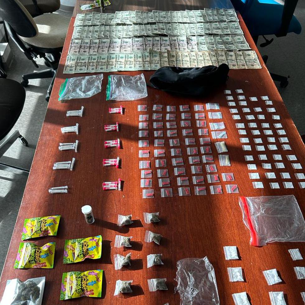 Las sustancias controladas ocupadas durante un operativo de la Policía en un residencial público de Comerío.
