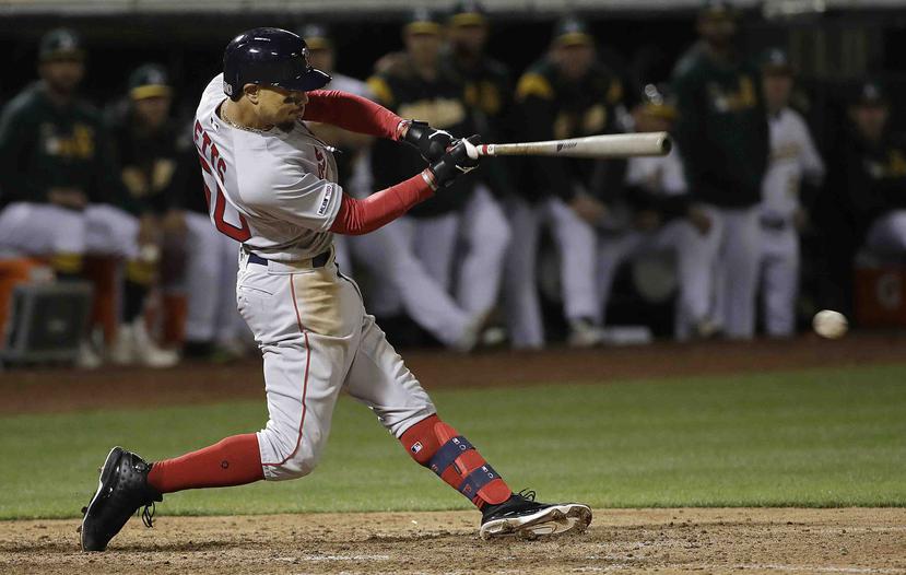 El jugador de los Medias Rojas de Boston Mookie Betts dispara un doble de dos carreras en el noveno inning. (AP)