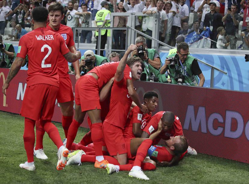 Los ingleses celebran el gol de la victoria. (AP)