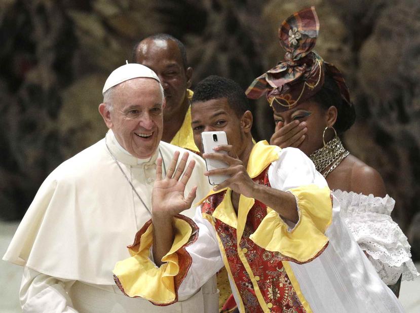 Un joven se toma una selfie con el papa Francisco. (AP)