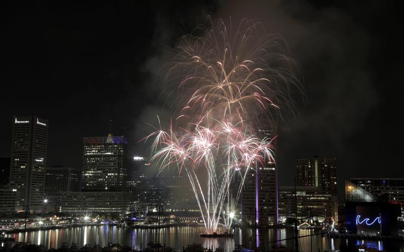 Fuegos artificiales estallan en Baltimore durante la celebración por el Día de la Independencia, el jueves 4 de julio de 2019.