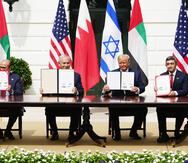 Washington (United States), 15/09/2020.- (L-R) Bahrain Foreign Affairs Minister Sheikh Khalid Bin Ahmed Al-Khalifa, Israeli Prime Minister Benjamin Netanyahu, US President Donald J. Trump and UAE Foreign Affairs Minister Sheikh Abdullah bin Zayed bin Sultan Al Nahyan during the Abraham Accords signing ceremony, which normalizes relations between the United Arab Emirates and Bahrain with Israel, on the South Lawn of the White House in Washington, DC, USA, 15 September 2020. (Bahrein, Emiratos Árabes Unidos, Estados Unidos) EFE/EPA/JIM LO SCALZO