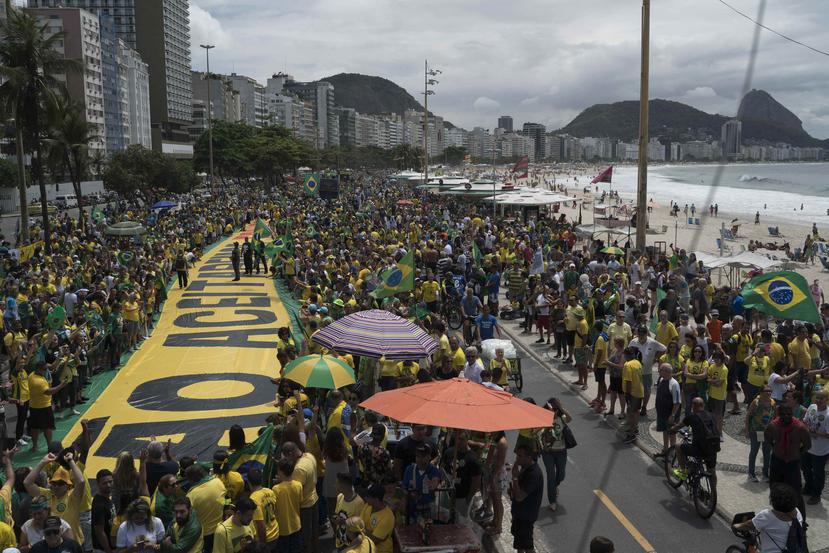 Miles de personas asisten al acto de campaña del candidato presidencial ultraderechista Jair Bolsonaro en Río de Janeiro, Brasil. (AP / Leo Correa)