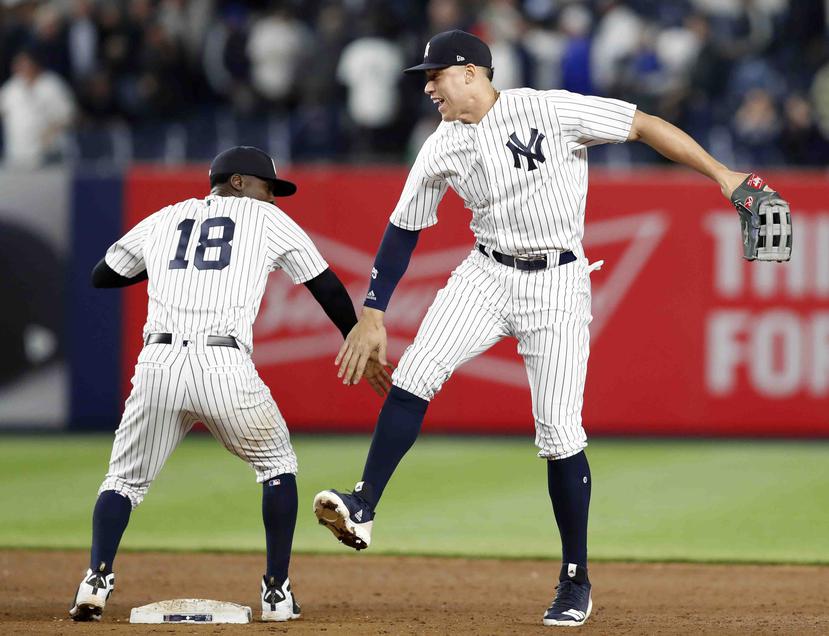 Didi Gregorius yr Aaron Judge celebran el triunfo de los Yankees. (AP)