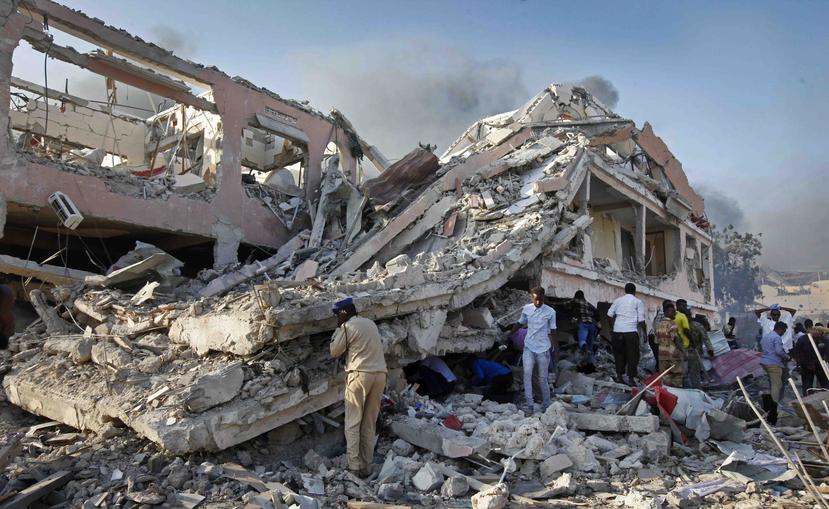 El doble atentado coincidió con el aniversario del ataque del año pasado, que dejó 512 muertos al explotar un camión bomba en Mogadiscio. (AP)