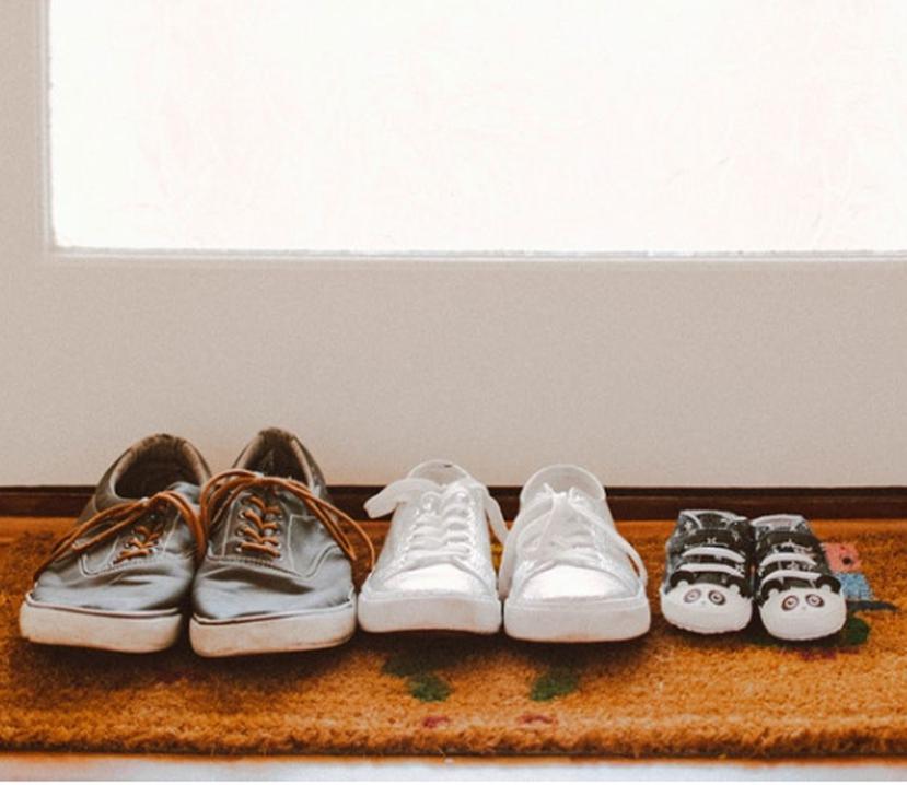 Puedes adoptar la costumbre de dejar los zapatos en la entrada del domicilio, lo cual podría ser una buena idea para mantener una higiene general. (Pexels)
