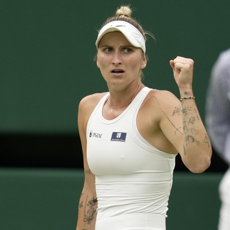 Marketa Vondrousova reacciona durante el duelo contra Elina Svitolina en las semifinales del torneo de Wimbledon, el jueves 13 de julio de 2023, en Londres.