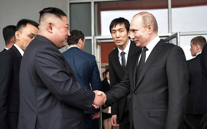 Kim Jong-un (izquierda) estrecha la mano al presidente ruso, Vladímir Putin (derecha), tras la reunión mantenida en Vladivostok, Rusia. (EFE)