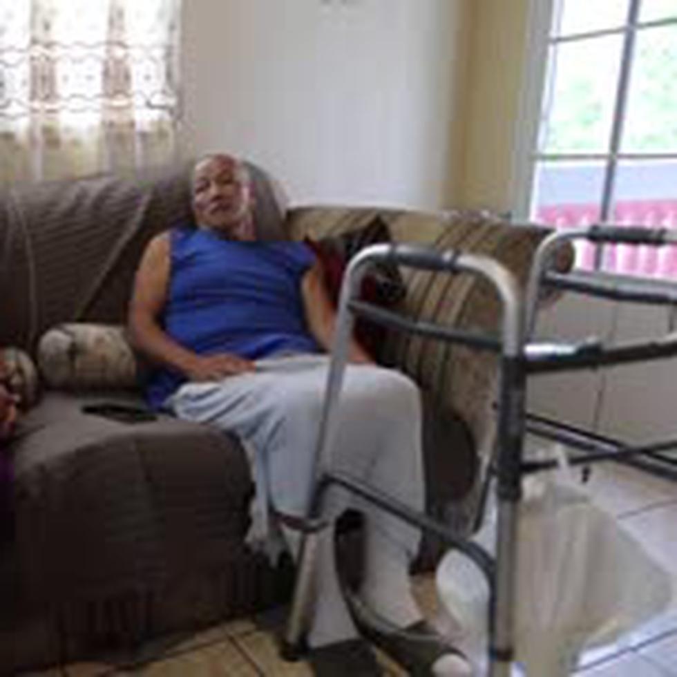 Visita al hogar de Pedro Caraballo, paciente cardíaco de 77 años que recibe los servicios del Hospicio La Guadalupe para mejorar su calidad de vida. En la foto (de izquierda a derecha), Rudy León, Caraballo y Lorraine Santiago.