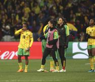 Jugadoras de Jamaica reaccionan luego de perder ante Colombia en los octavos de final de la Cpa Mundial Femenina. El equipo espera que su demostración provoque que la federación de ese país las ayude económicamente.