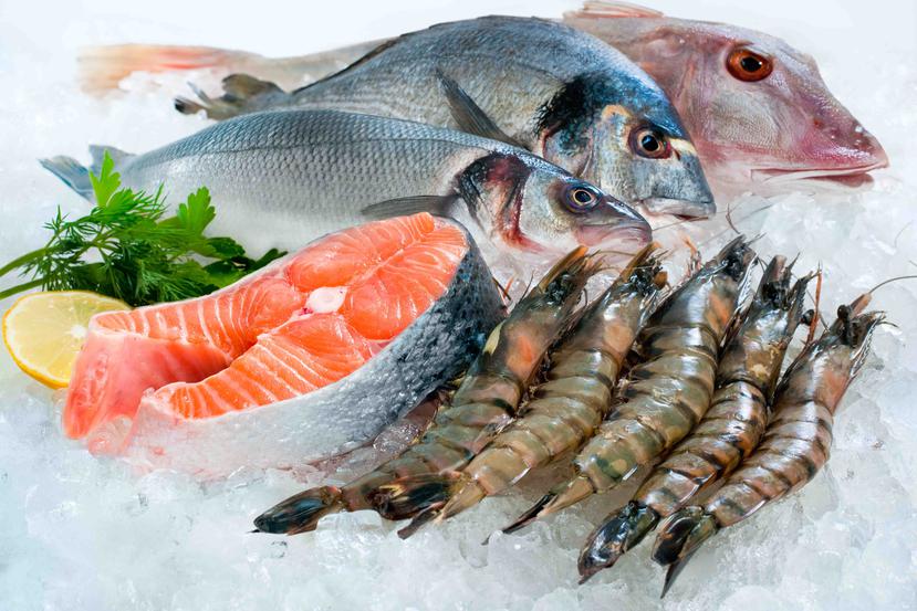 Compra los mariscos o el pescado solo en establecimientos autorizados y donde se mantengan refrigerados. (Shutterstock.com)