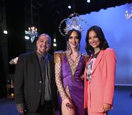 El estilista Clark Ivor junto a la actual reina Estefanía Soto Torres y Denise Quiñones, durante la presentación del traje típico de Miss Universe Puerto Rico 2020.
