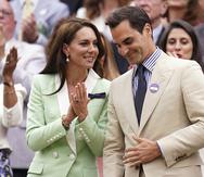 La princesa de Gales, Kate, conversa con la leyenda del tenis, el suizo Roger Federer, durante su homenaje en Wimbledon.