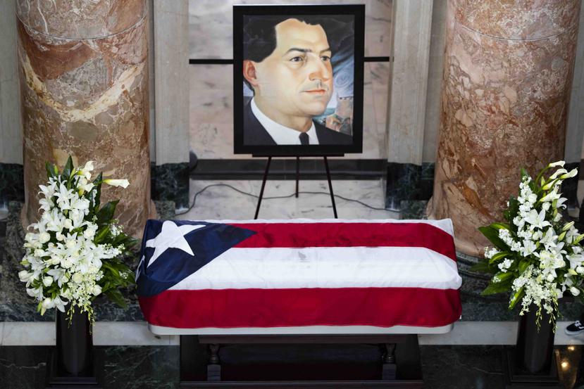 El féretro con los restos de Rafael Hernández Colón en la rotonda del Capitolio. (GFR Media)