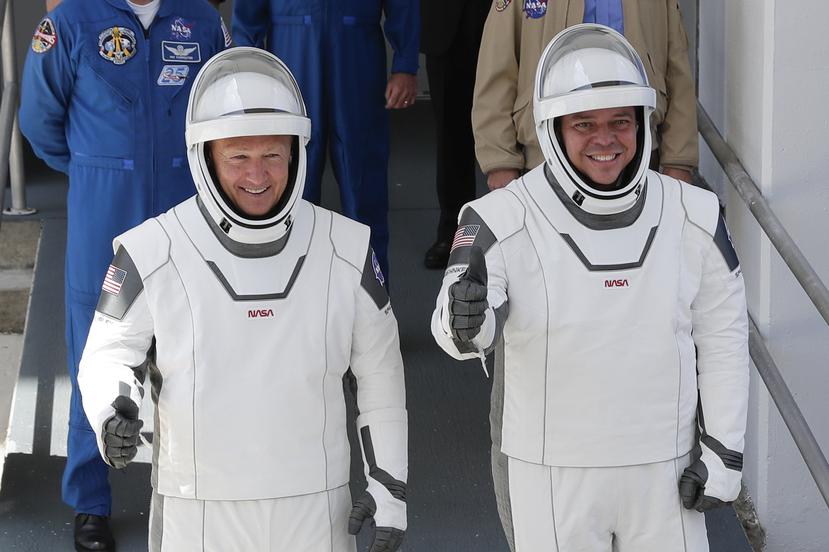 Los astronautas Douglas Hurley y Robert Behnken lucen el diseño creado por el mexicano José Fernández. (Foto: AP)
