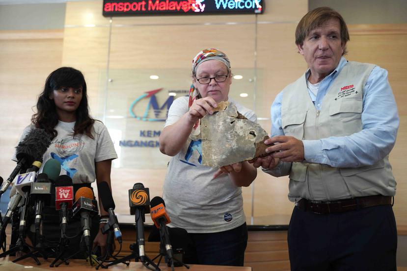 Un familiar muestra una de las piezas entregadas al al ministro de Transporte de Malasia. (AP)