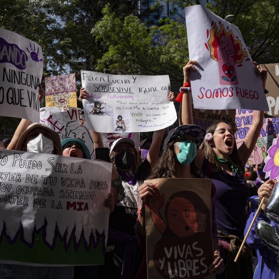Las mujeres se manifiestan contra la violencia de género con motivo del Día Internacional de la Mujer en la Ciudad de México, martes 8 de marzo de 2022. ( AP Foto/Jacky Muniello)