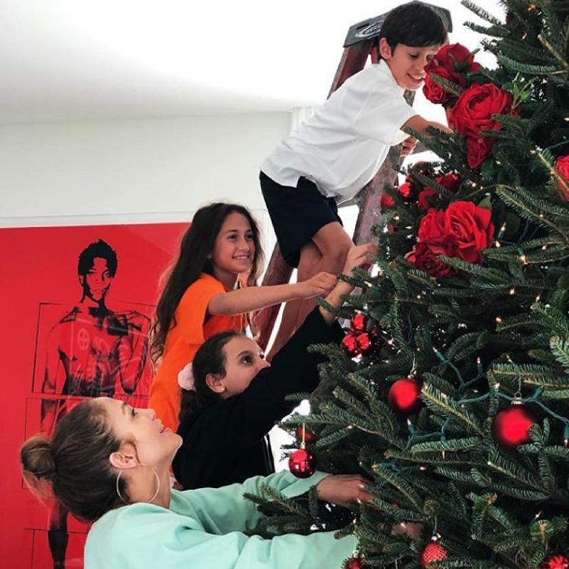 Jennifer López compartió varias fotos de sus gemelos y una de las hijas de Alex Rodríguez decorando el árbol familiar. (Twitter.com / Jennifer López)