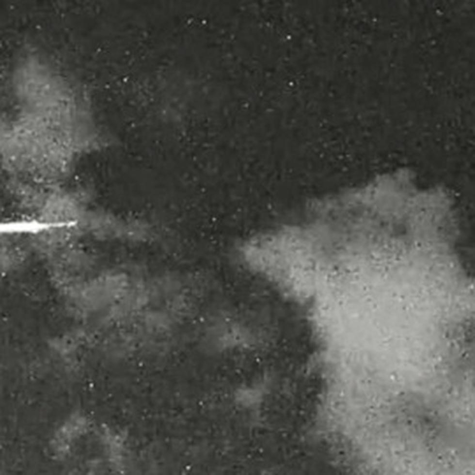 Imagen suministrada por la SAC que muestra el satélite de Starlink mientras se desintegraba al reingresar a la atmósfera de la Tierra.
