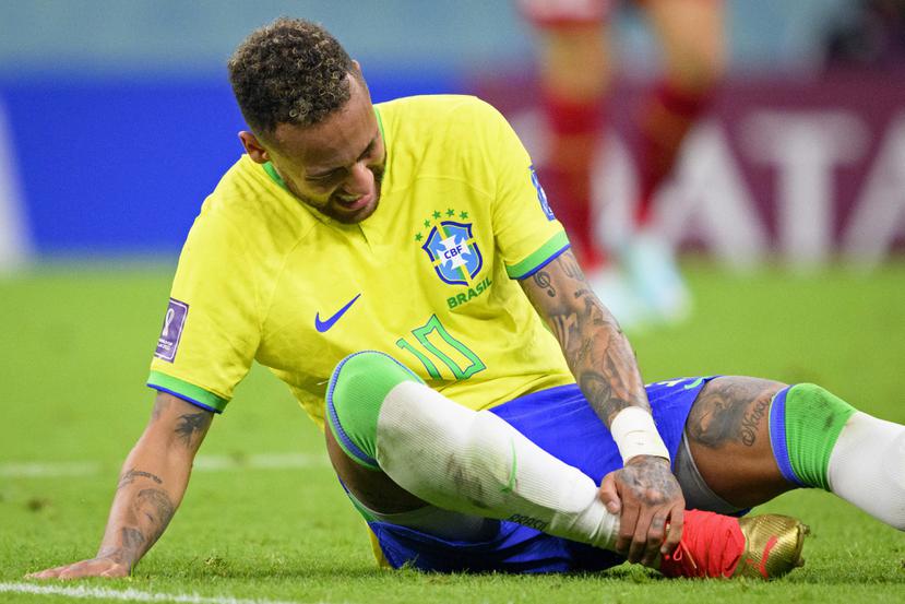 El delantero brasileño Neymar se sujeta el tobillo durante el partido contra Serbia por el Grupo G del Mundial, el jueves 24 de noviembre.