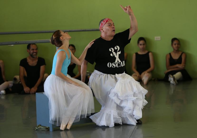 Para Alicea es un gran honor que una compañía como Ballets de San Juan, que tiene 64 años de fundación, lo invitara a participar en este ballet. A la derecha, boceto del vestido que usará “Mamá Simone”.