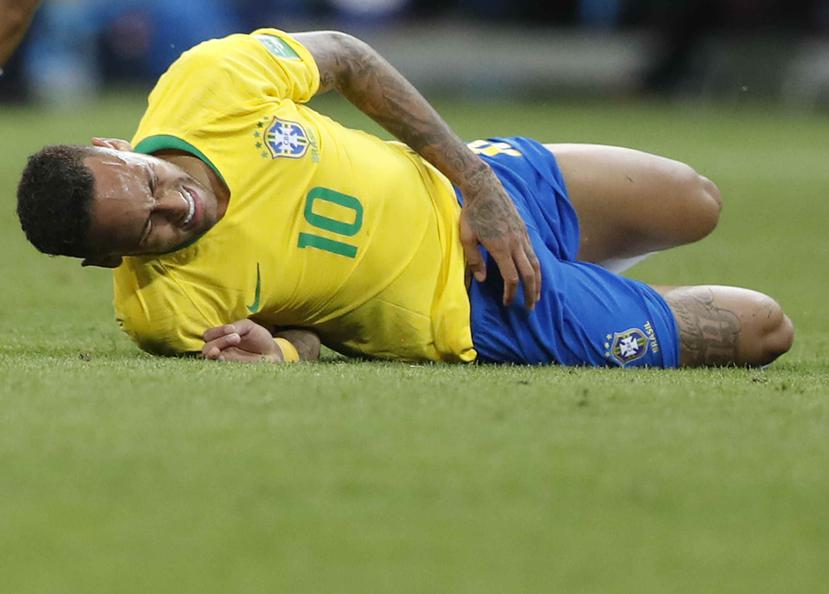 Neymar, de la selección de Brasil, se lamenta en el césped durante el encuentro de cuartos de final de la Copa del Mndo ante Bélgica, el viernes 6 de julio de 2018, en Kazán Rusia. (AP)
