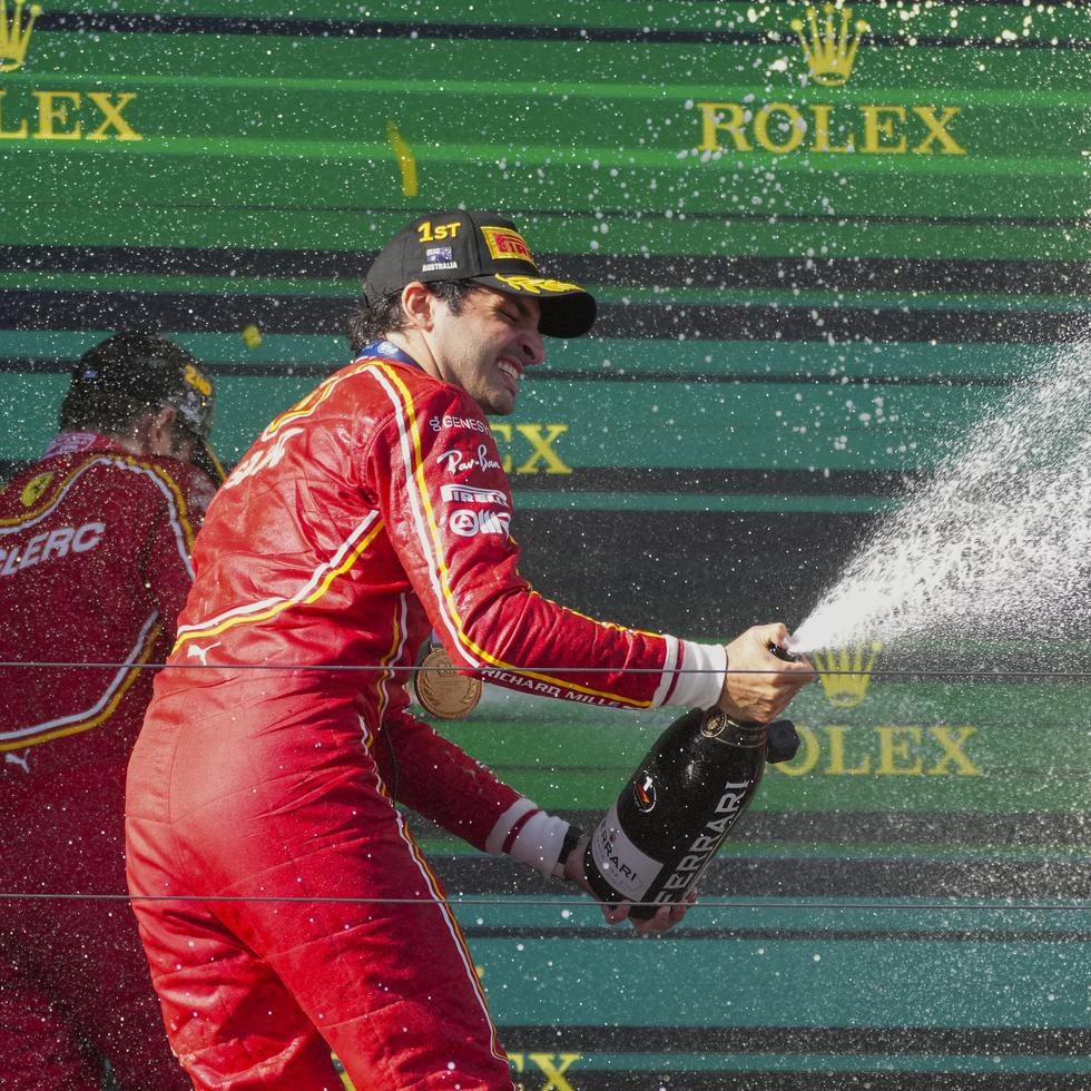 El piloto español Carlos Sainz rocía champán mientras celebra su victoria en el Gran Premio de Australia en Albert Park.