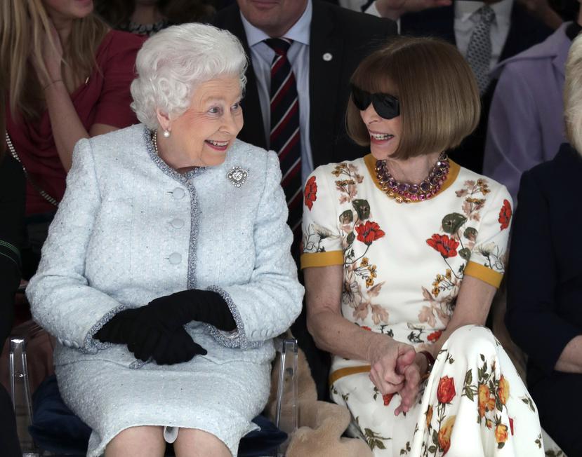 La reina sentada junto a la editora de moda de Vogue, Anna Wintour, mientras disfrutaban del desfile de Richard Quinn antes de entregarle el primer Premio Reina Elizabeth II al Diseño Británico en Londres el 20 de febrero de 2018. 
