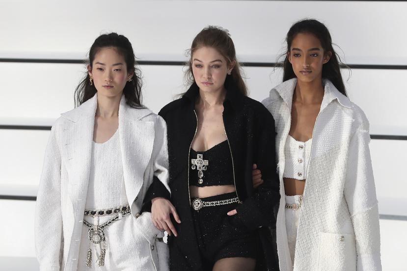 La modelo Gigi Hadid, al centro, presenta piezas de la colección otoño invierno 2020/21 de Chanel en la Semana de la Moda de París. (AP)