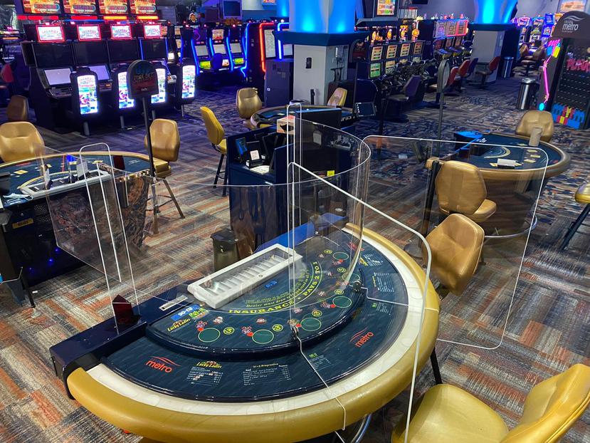 En el Casino Metro, en Miramar, se instaló plexiglás en las mesas de juego, dividiendo el espacio entre los jugadores y el croupier.
