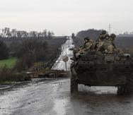Militares ucranianos van por un camino cerca de Vuhledar, Ucrania, el 9 de abril de 2023. (Foto AP/Evgeniy Maloletka)
