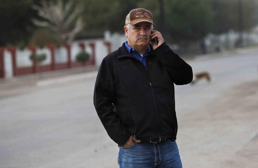 Willian Stubbs llama por teléfono a familiares de los asesinado en la Comunidad de LeBarón. (AP / Marco Ugarte)