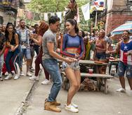 Anthony Ramos y Melissa Barrera en una escena de la película "In the Heights" que estrena en cines el 11 de junio de 2021.
