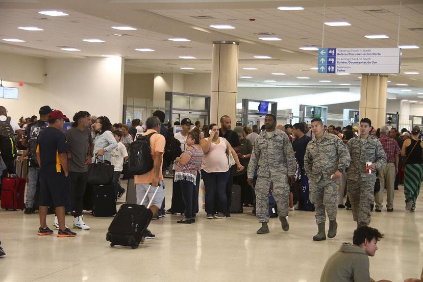 En el aeropuerto, los acondicionadores de aire estaban prendidos, pero todavía hacía calor dentro de la instalación. (Ricardo Reyes Vázquez)