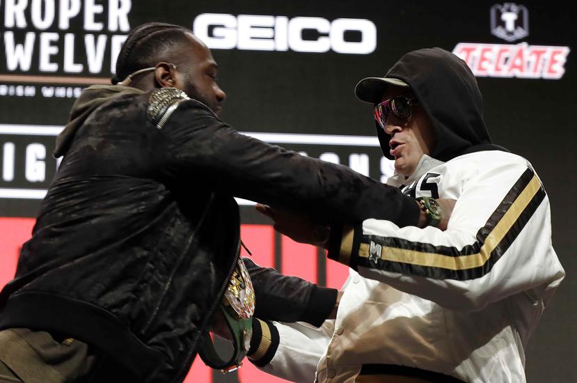 Wilder y Fury se empujaron durante la última conferencia de prensa de la pelea en Las Vegas. (AP)