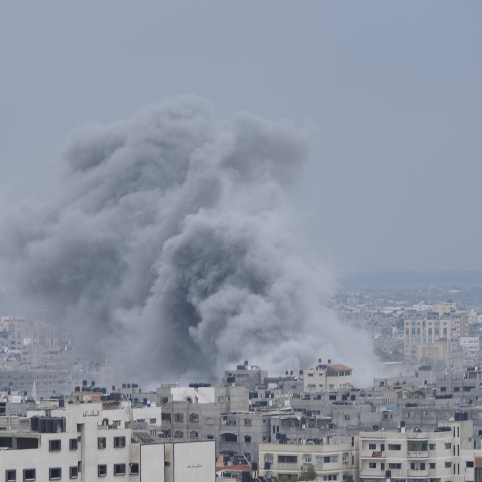 Humo se levanta sobre la Franja de Gaza tras un ataque aéreo lanzado desde Israel.