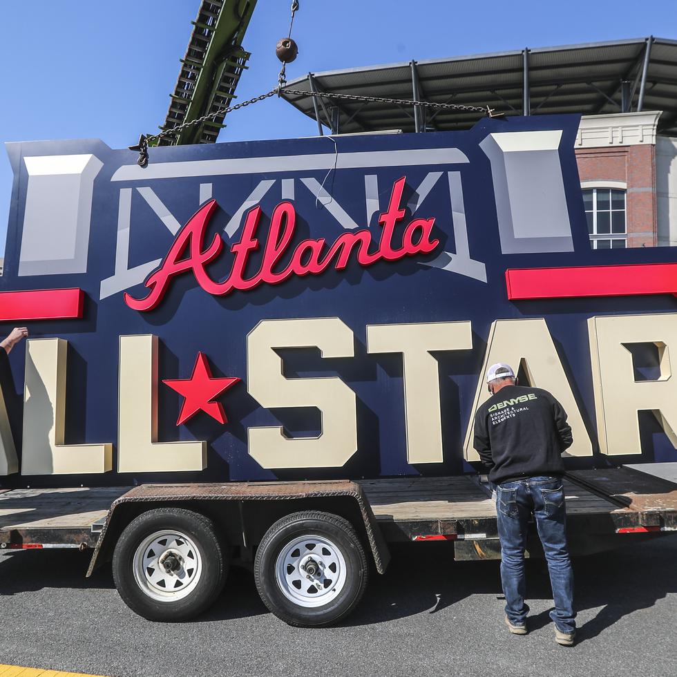 Foto del 6 de abril del 2021, trabajadores cargan un letrero del Juego de Estrellas a un trailer para retirarlo del Truist Park en Atlanta.