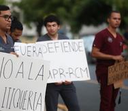 Manifestación de estudiantes del Recinto de Ciencias Médicas en la que exigen la destitución o renuncia de la rectora Ilka Ríos.