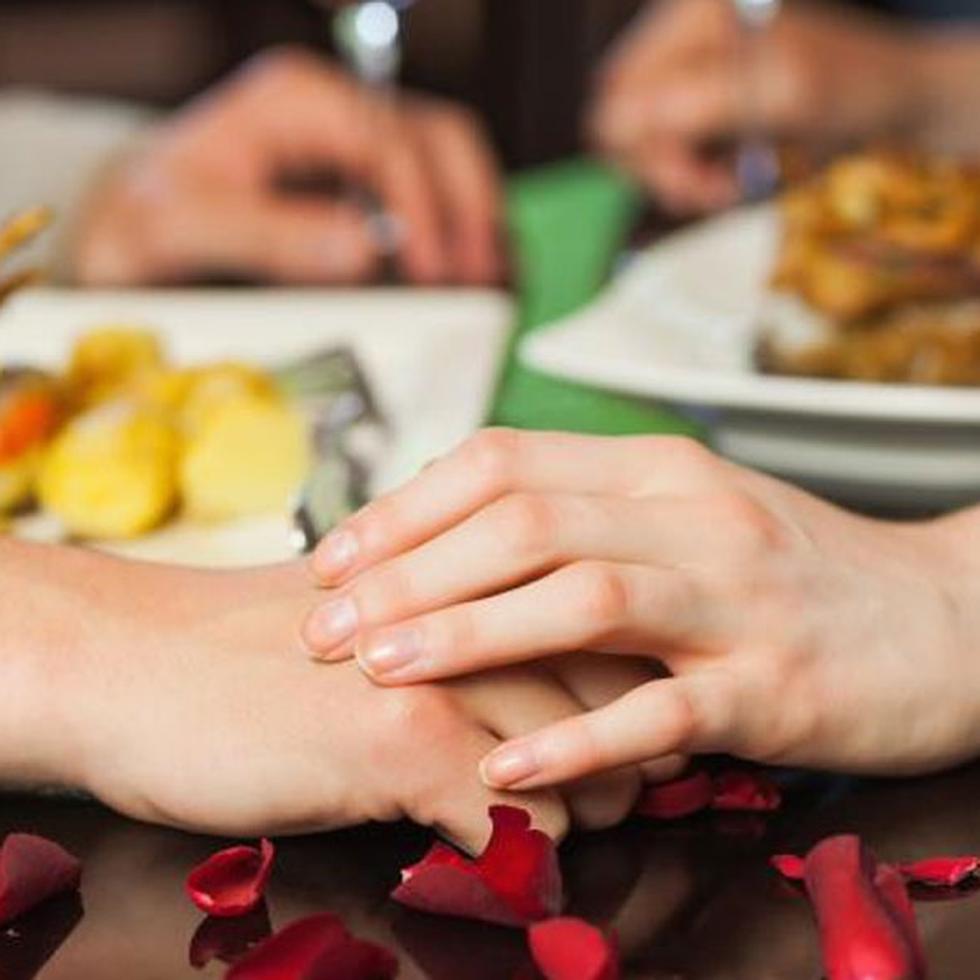 Una cena romántica con la pareja es una de las alternativas que ofrecen distintos establecimientos del área metropolitana.