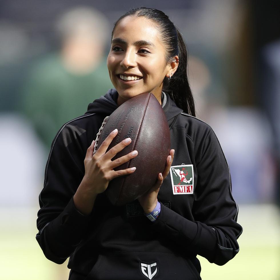 Diana Flores, quarterback de México en el football de banderas, durante una aparición en el campo previo a un partido de la NFL entre los Packers de Green Bay y los Giants de Nueva York en Londres en 2022.