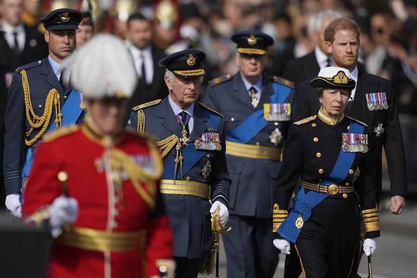 El rey Charles II, la princesa Anne y los príncipes William y Harry durante parte de los actos fúnebres de Elizabeth II.