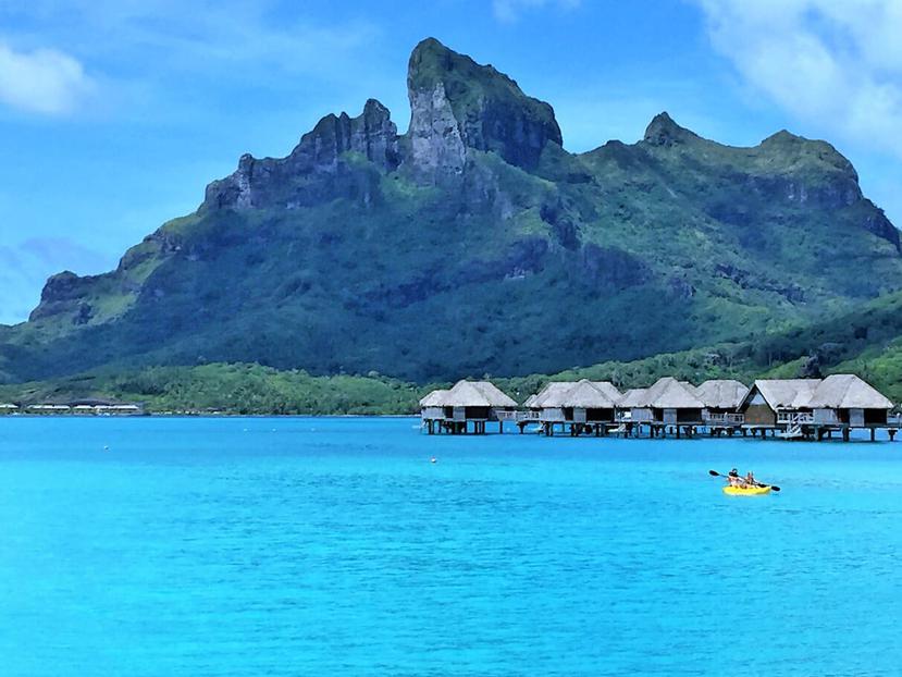 La isla de Bora Bora se distingue por una bella laguna en varios tonos de azul, atolones con collares de arena blanquísima y el imponente Monte Otemahu que parece esculpido por una talentosa mano gigantesca.