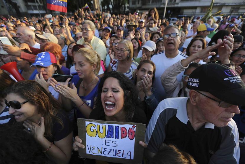 Partidarios del líder opositor Juan Guaidó lo aplauden durante un acto en un barrio del oeste de Caracas. (AP/Fernando Llano)