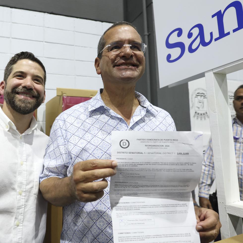 Pedro Pierluisi (derecha) se dirigió a la prensa tras participar de la elección interna del Partido Demócrata en Puerto Rico.