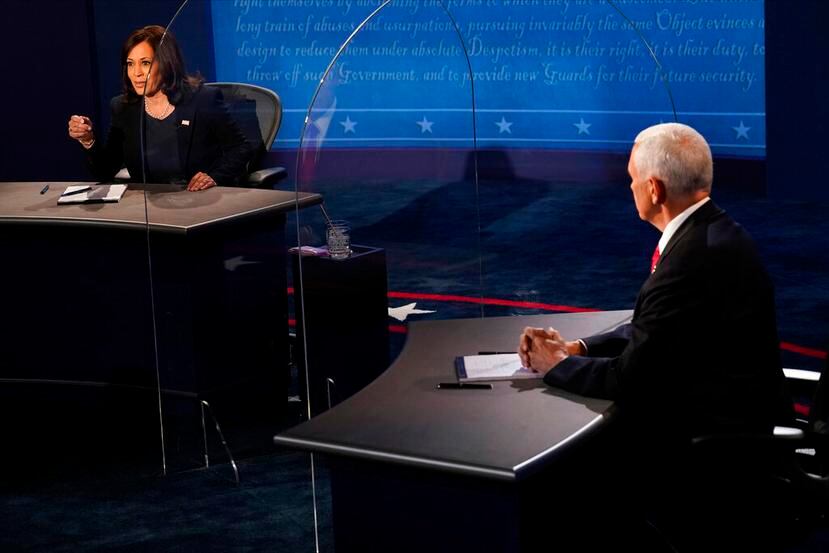 La senadora Kamala Harris y el vicepresidente Mike Pence durante el debate.