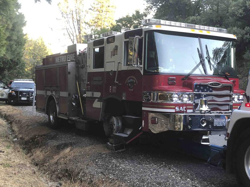 El camión de bomberos hurtado es remolcado al centro de reparación tras recibir daños durante la persecución. (Chris Vestal / Sacramento Metro Fire vía AP)